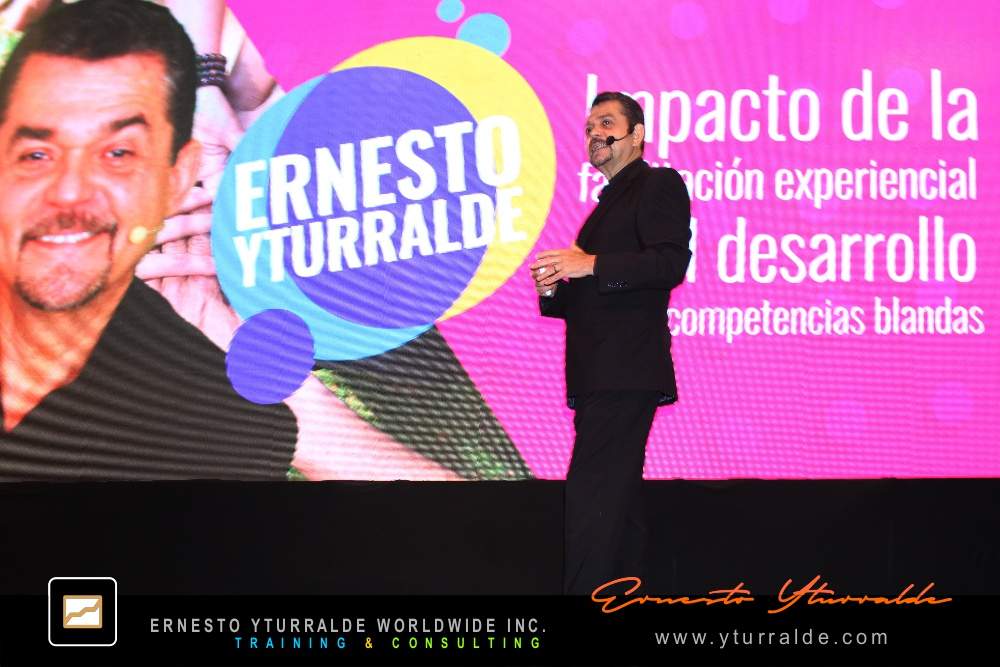 Conferencia motivacional de Ernesto Yturralde enfocada en liderazgo, cambio y compromiso organizacional
